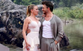 Scarlett Johansson and Jonathan Bailey