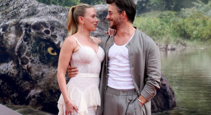 Scarlett Johansson and Jonathan Bailey